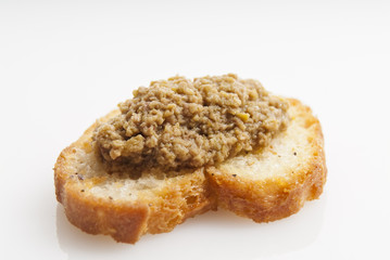 tartina con patè di olive verdi