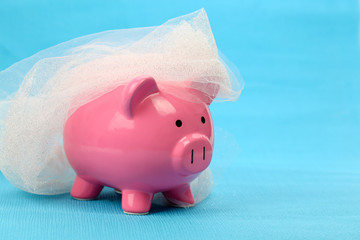 budget mariage : cochon et voile de mariée