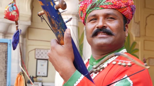 Musician playing traditional rajasthani music in Jaipur, Rajasthan, India