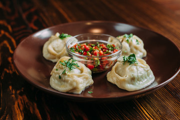 Блюдо еды на деревянном фоне (a meat dish on a wooden background)