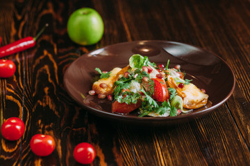 Блюдо еды на деревянном фоне