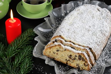 Köstlicher Christstollen mit einer Tasse Kaffee