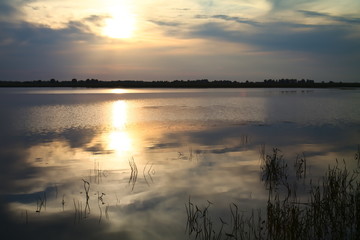 Закат солнца над озером