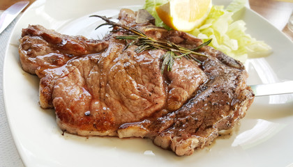 costata di manzo alla griglia con limone