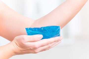 Cold gel compress on the elbow