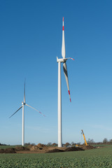 Baustele Windpark vor blauem Himmel