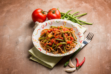 spicy integral tagliatelle with green beans and tomato sauce