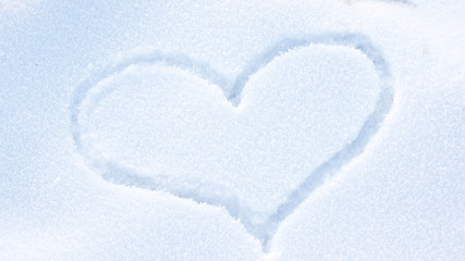 Herz im frischen Schnee