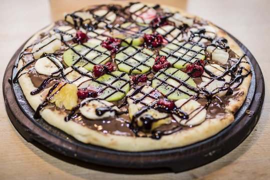 Pizza whit fruit and chocolate 
