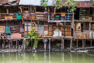 Fototapeta na wymiar Slum shacks in central bangkok