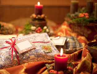 Weihnachtsgeschenke auf dem Tisch