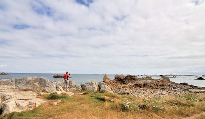 Randonnée en famille sur le sentier côtier à Plougrescant en Bretagne