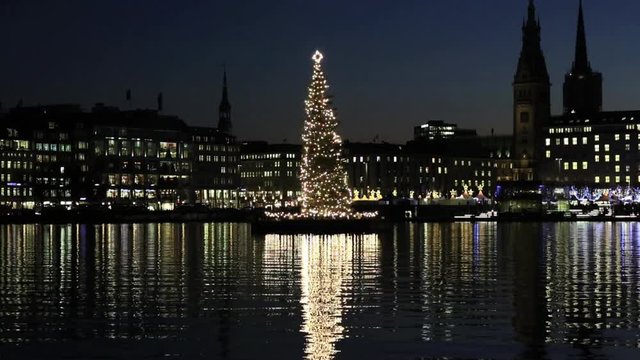 Weihnachtsbaum mit Schiff