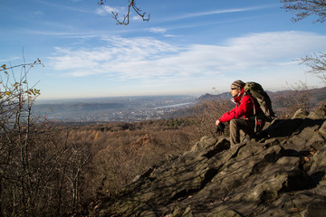 Junger Wanderer, Mann, Leyberg Gipfel, Westerwald, Südblick, Herbst; Young hiker, man, mountain...