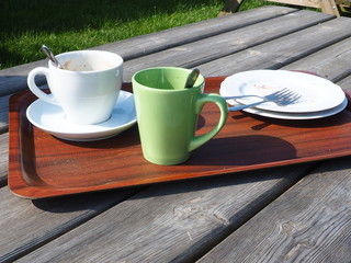 selbstbedienung , geschirr auf einem tablett 