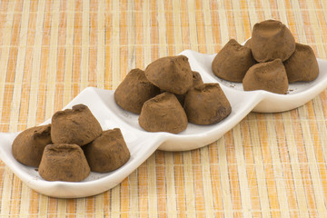 trufas de chocolate en tres recipientes blancos