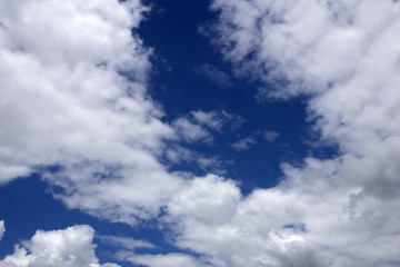 Obraz premium White clouds in a blue sky landscape