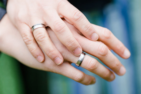 Eheringe mit zwei H&auml;nden