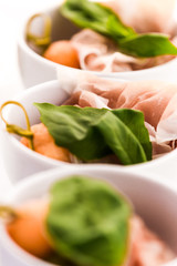 Buffet mit Vorspeisen von Catering bei einer Hochzeit