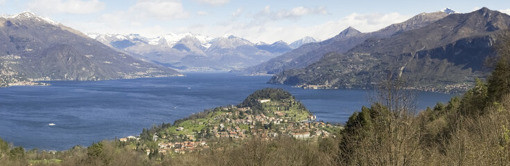 Fototapeta na wymiar Lake of Como and view of Bellagio