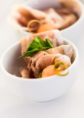 frischer Schinken auf Spieß in Schale aus Keramik