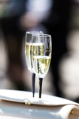 zwei Sektgläser mit Champagner vom Catering