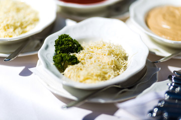 frischer Kren mit Petersilie garniert auf Buffet