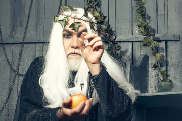 Zeus with apples