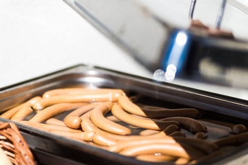 frisch gebrühte Frankfurter Würstel auf Buffet in einem Restaurant