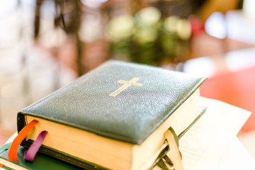 Bibel auf Pult in einer Kirche bei einer Hochzeit