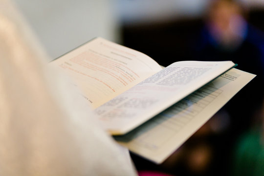 Bibel in den Haenden des Pfarrers bei einer Hochzeit