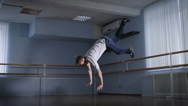 Professional break the dancer in the hall for trainings. He works difficult elements, prepares for occupation with beginners. One of primogenitors and the brightest representatives of Street Dance