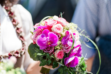 Brautstrauß in den Händen der Braut bei einer Hochzeit