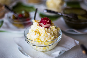 frischer Kartoffelkäse in Glasschale mit Garnierung in einem Restaurant