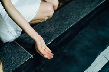 露天風呂・若い女性・ボディパーツ