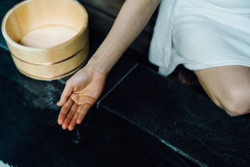 露天風呂・若い女性・ボディパーツ