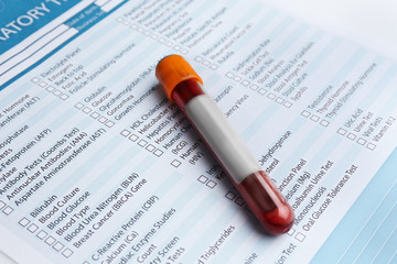Obraz premium Form to fill in with results of blood test in glass tube