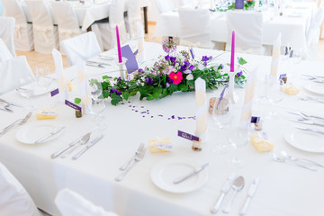 schön gedeckter Tisch bei einer Hochzeit