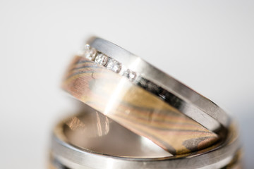 goldener Ehering mit Diamanten