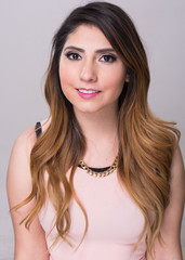 Chica con vestido rosa en fonfo blanco