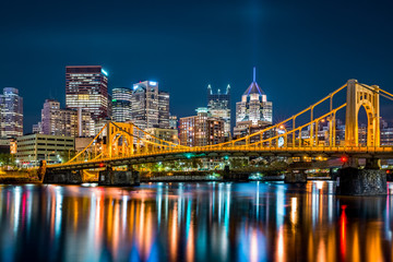 Obraz premium Rachel Carson Bridge (aka Ninth Street Bridge) spans Allegheny river in Pittsburgh, Pennsylvania