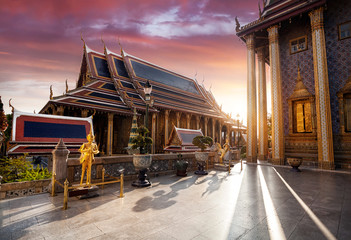 Wat Phra Kaew in Bangkok at sunset - obrazy, fototapety, plakaty