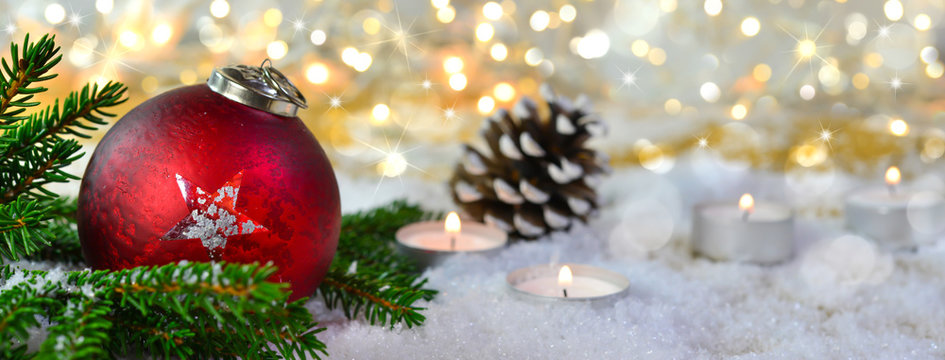 Rote Weihnachtskugel im Schnee 