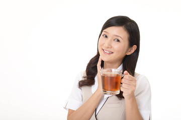 紅茶を飲み寛ぐ女性