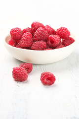 Fototapeta na wymiar Raspberries in white bowl