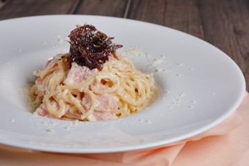 pasta with ham and cheese with caramel onion