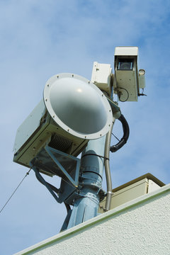 空港に設置された監視カメラとレーダー