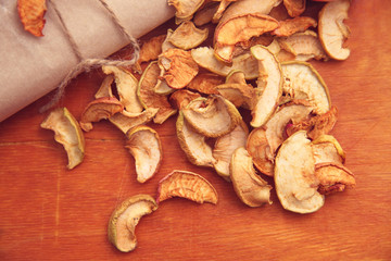 Сушеные яблоки на деревянном фоне