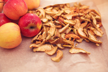 Свежие и сушеные яблоки на пергаментной бумаге