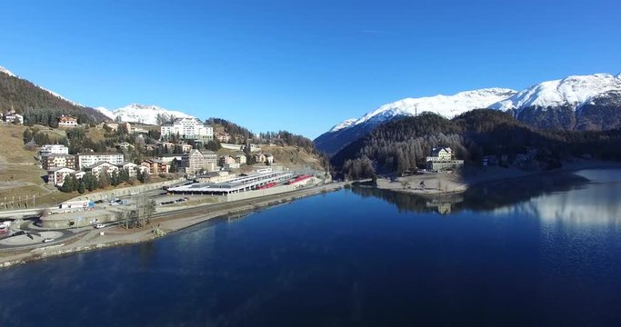 Vista panoramica su Sankt Moritz e la stazione ferroviaria del trenino rosso - Aerial view